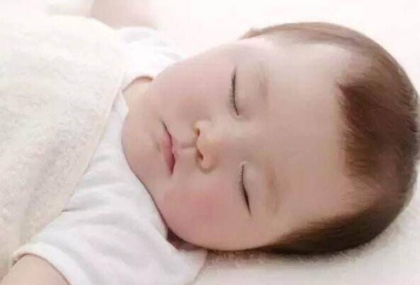 孩子|不想影响孩子的智商和身体发育，那就别和孩子在睡前做这几件事