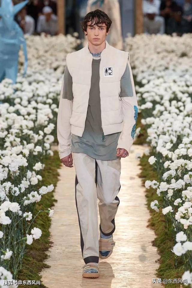 Nike|Off-White2020春夏系列，有和Nike等联乘鞋款，白色和涂鸦服装