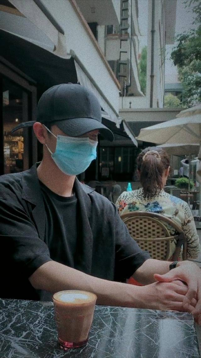 肖战让咖啡店变水族馆，拉花师傅表情超搞笑，