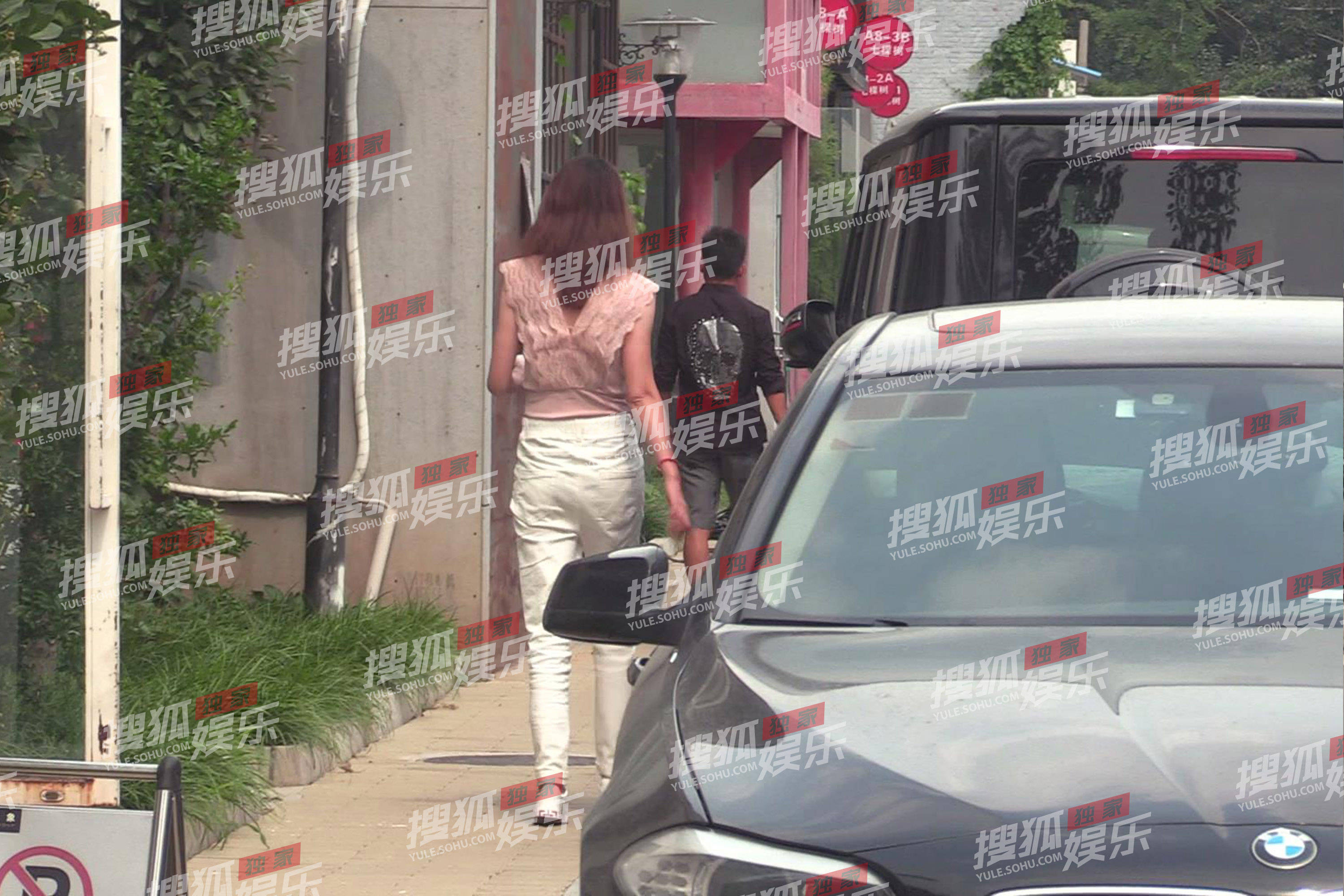 王宝强冯清同到工作室!平平淡淡似老夫老妻