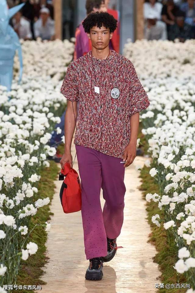 Nike|Off-White2020春夏系列，有和Nike等联乘鞋款，白色和涂鸦服装