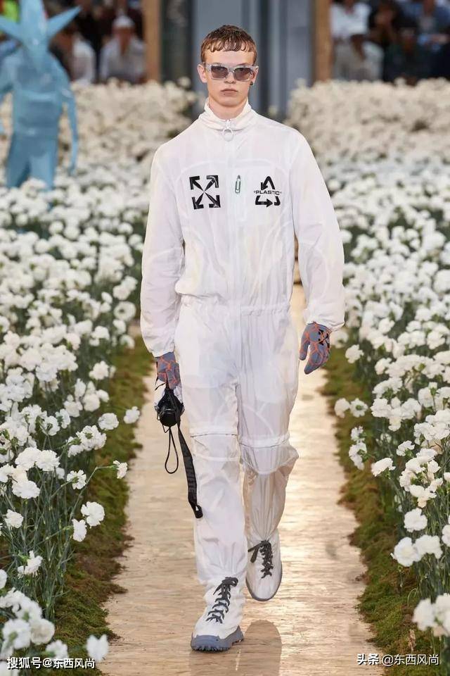 Nike|Off-White2020春夏系列，有和Nike等联乘鞋款，白色和涂鸦服装