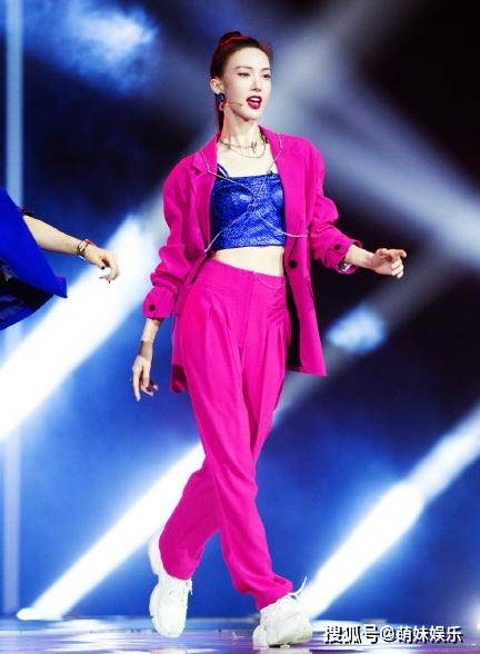 开直播被质疑美颜过度,金晨大方回应嘴歪:不