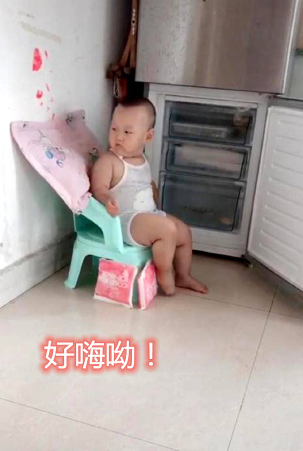安排得|奶奶给孙子安排得明明白白，网友：神仙待遇家里停电热坏萌娃