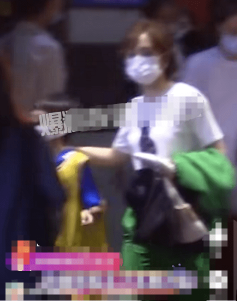 孙俪夫妇携儿女外出聚餐 邓超化身“女儿奴”