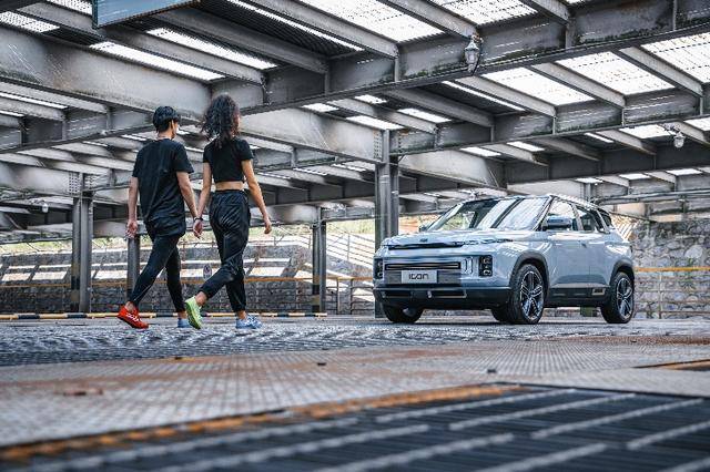 时尚|今夏潮酷出街，试试ICON X 飞跃联名定制潮鞋