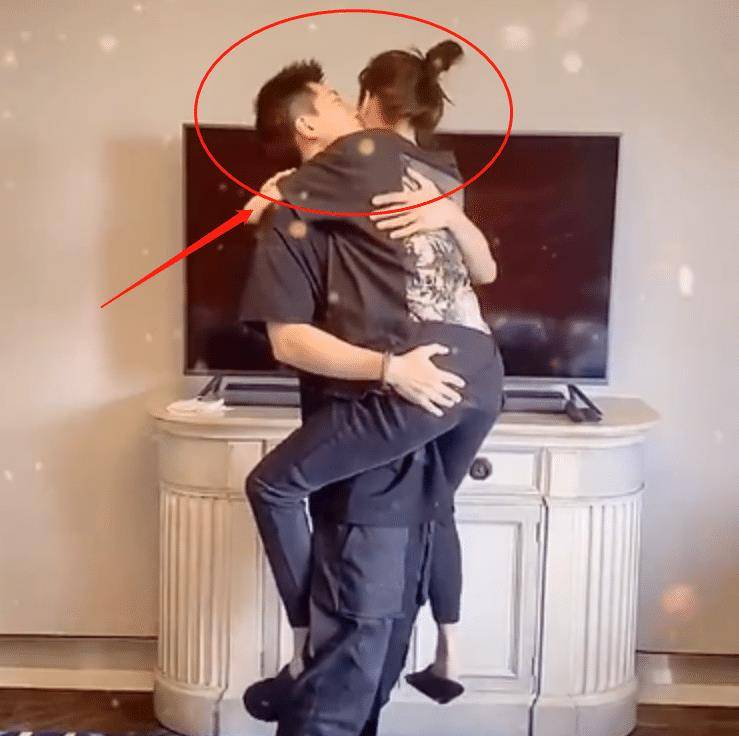 窦骁何超莲反手抱完整视频 6ea6dae065b54de09953c672d1741926.jpeg