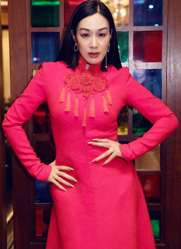 张伦|张伦硕眼光太好了！49岁钟丽缇穿腰封出行，这哪里像老太婆？