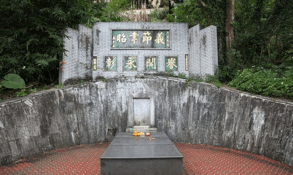 原创台湾杜月笙墓地:破败不堪,墓碑朝向上海,坟冢后侧八个字很显眼
