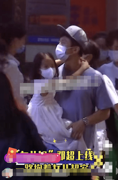 孙俪夫妇携儿女外出聚餐 邓超化身“女儿奴”