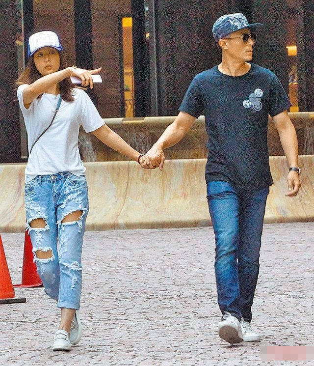 霍建华林心如与餐厅工作人员合影 女方娇羞捂脸