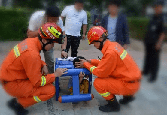 靖江|揪心！昨天上午，靖江8个月大的婴儿手指被卡住，情急之下...