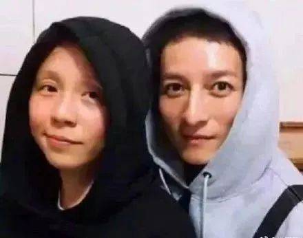 牵短发女子逛街，芒果台男主持人又一位脱单？