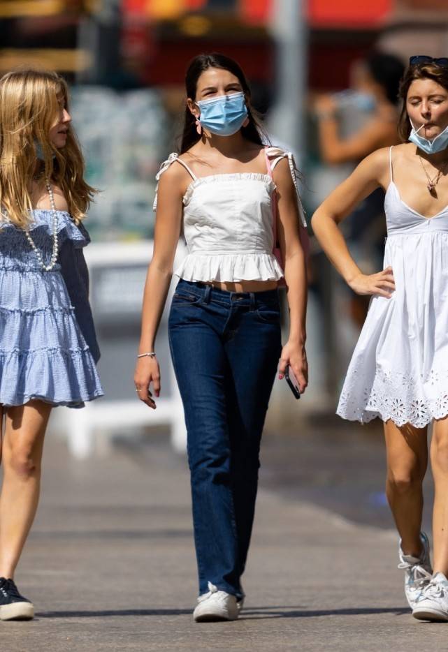 指甲|阿汤哥女儿小苏瑞出街，穿绿色豹纹裤配红指甲，穿搭成熟不像14岁