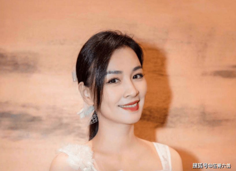 原创50岁张庭视频中向老公撒娇,2人加起来超100岁,却甜蜜不输小情侣