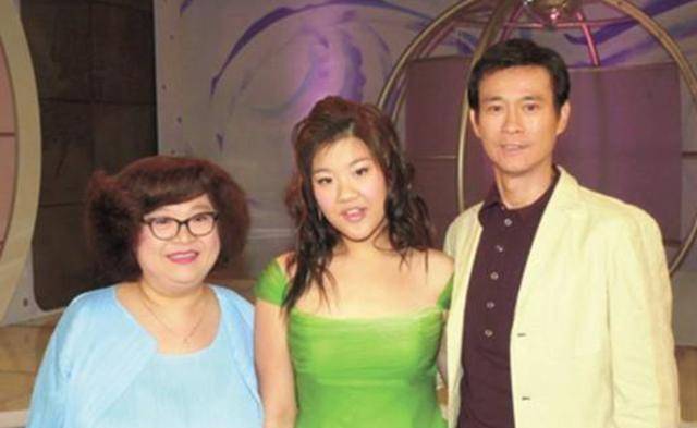 原创同一个父亲，郑少秋和4个女儿，有很大的差距却