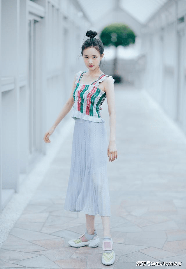 李一桐骨感身材过于壮观,抹胸衣凹陷的"美人鱼",身形足占优势