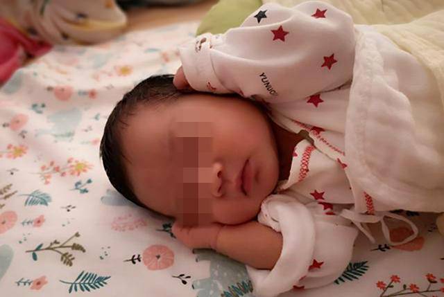 婴儿睡梦中“猝死”？“蒙被综合征”成最大威胁，父母需了解！