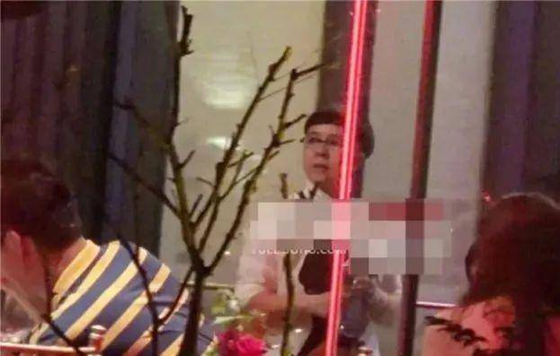 央视老主持聚会，金龟子王宁发福显老态，朱时
