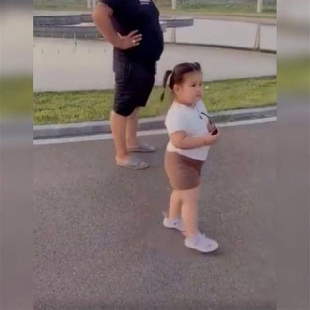孩子|没想到意外走红，网友：这体型一看就是亲生的爸爸带女儿散步