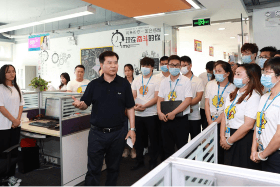 驱动|苏宁进入第四个十年，张近东继续“专注好服务”