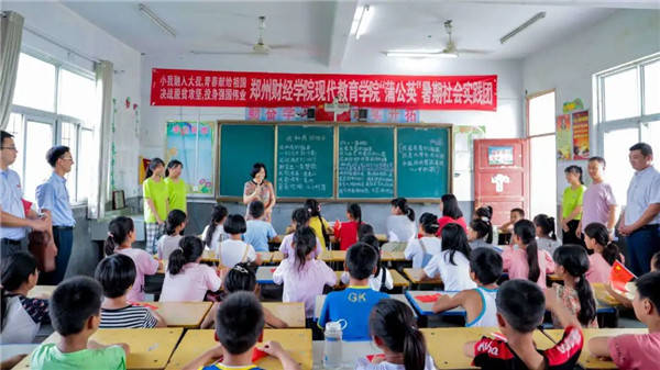 实践|赠图书又“送”老师，杨庄村里来了这样一群人——