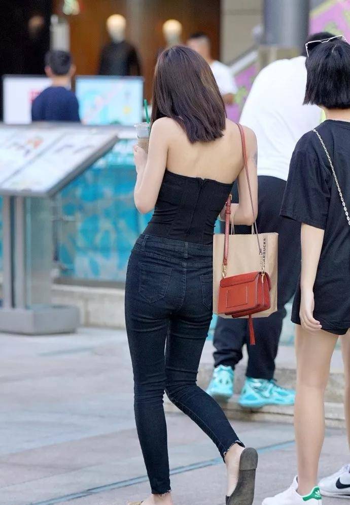 夏天穿搭女装抹胸 79a00a3bb42148f48e3d2b7d3c3b1206.jpeg