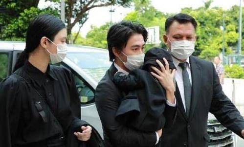 李嘉诚女友与闺蜜何超琼难得同框，两位百亿富