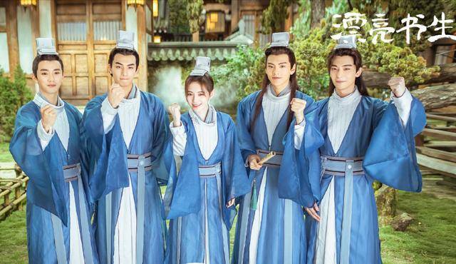 沥青|鞠婧祎新戏狂抹发际线粉，被嘲像涂了沥青，P掉以后秃头明显