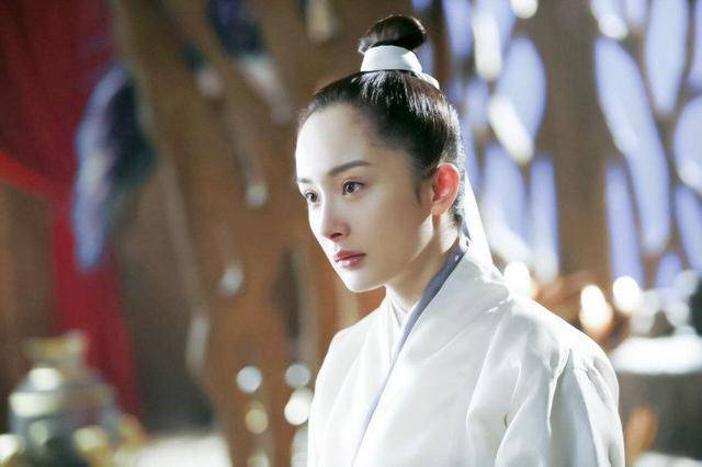 沥青|鞠婧祎新戏狂抹发际线粉，被嘲像涂了沥青，P掉以后秃头明显