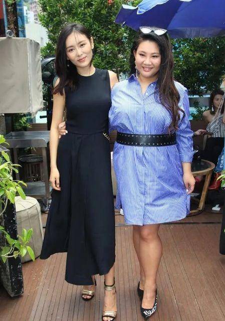 腰带|郑欣宜成“胖妞”，穿条纹衬衫裙扎腰带不显瘦，180斤体重好真实