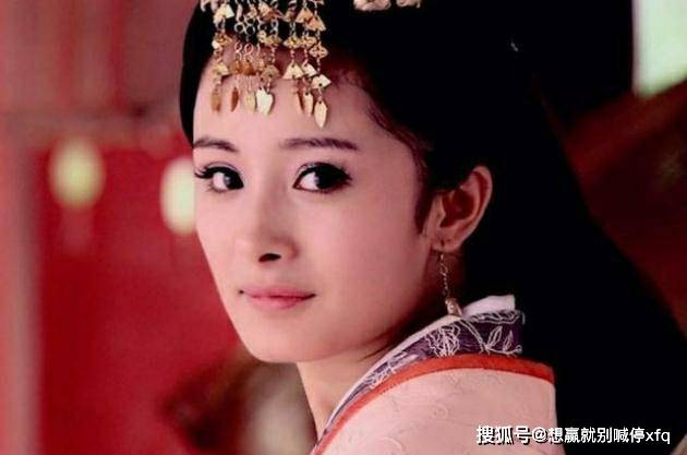 原创杨幂女儿正面照罕见曝光，看到真实样貌，网友：难怪不愿公开