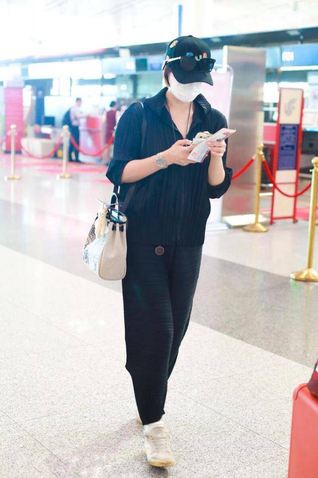 蒋欣|蒋欣真是个时髦精，穿＂皱褶衣+褶皱裤＂，时尚遮肉超显瘦！