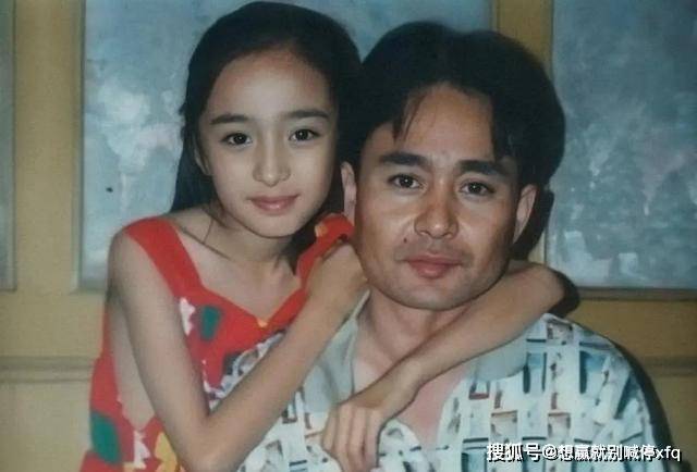 原创杨幂女儿正面照罕见曝光，看到真实样貌，网友：难怪不愿公开