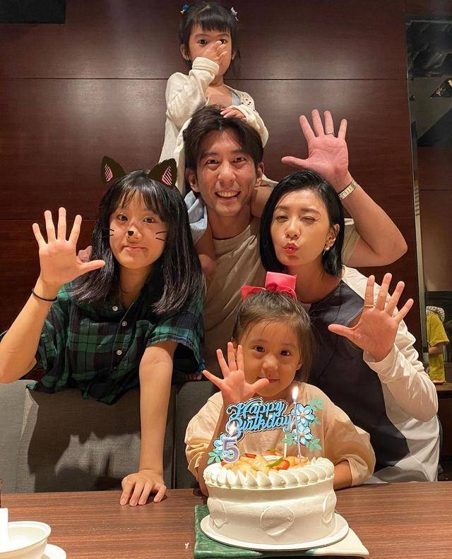 妈妈|原创贾静雯晒照为5岁咘咘连续庆生两天,祖孙三代同框其乐融融