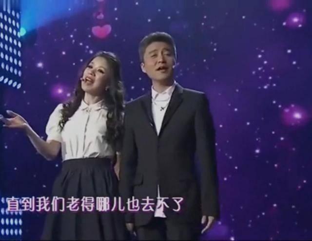 央视主持周炜近照变70岁爷爷?娇妻被误认成女儿