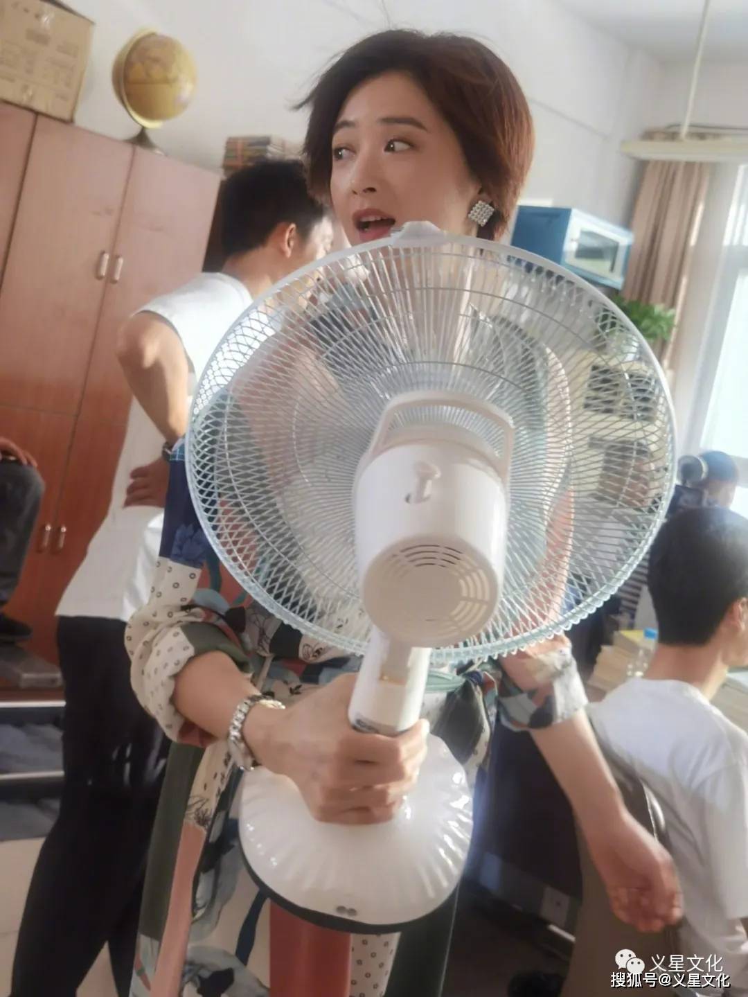 蒋欣|蒋欣排队陈赫的“贤合庄”吃火锅 手里的风扇很拉风