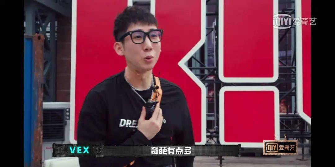 出圈|原创《中国新说唱》开播,率先出圈的是rapper们的穿搭和身上的膏药