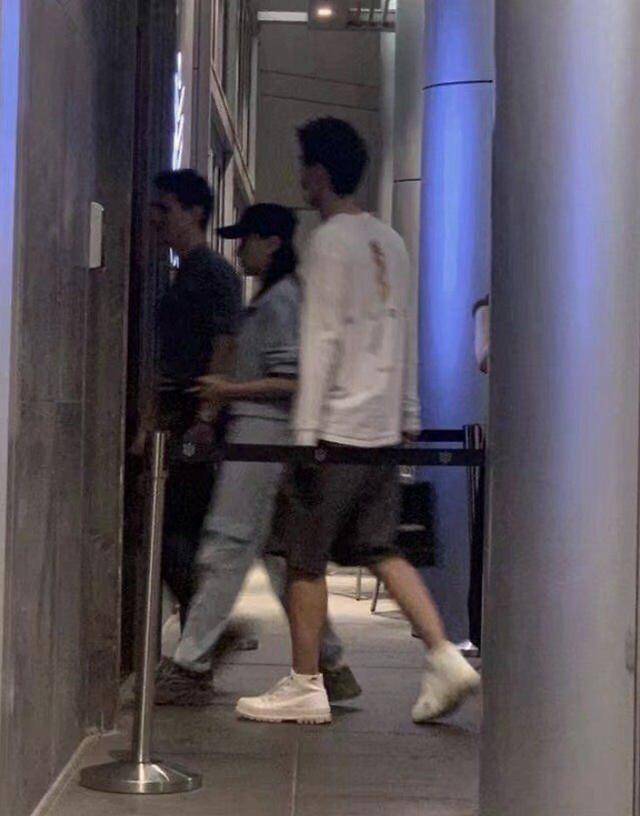 上海街|原创何超莲窦骁上海街头被偶遇，先逛街后现身夜店，如胶似漆引人羡