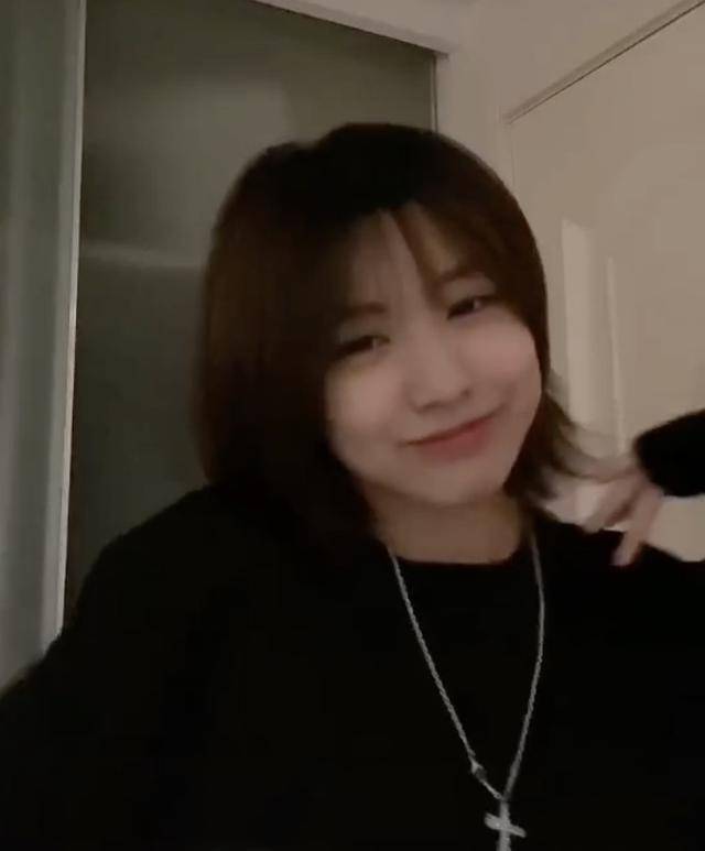 苹果|原创汪峰大女儿小苹果晒舞蹈视频，表情管理到位，稳居C位又美又飒