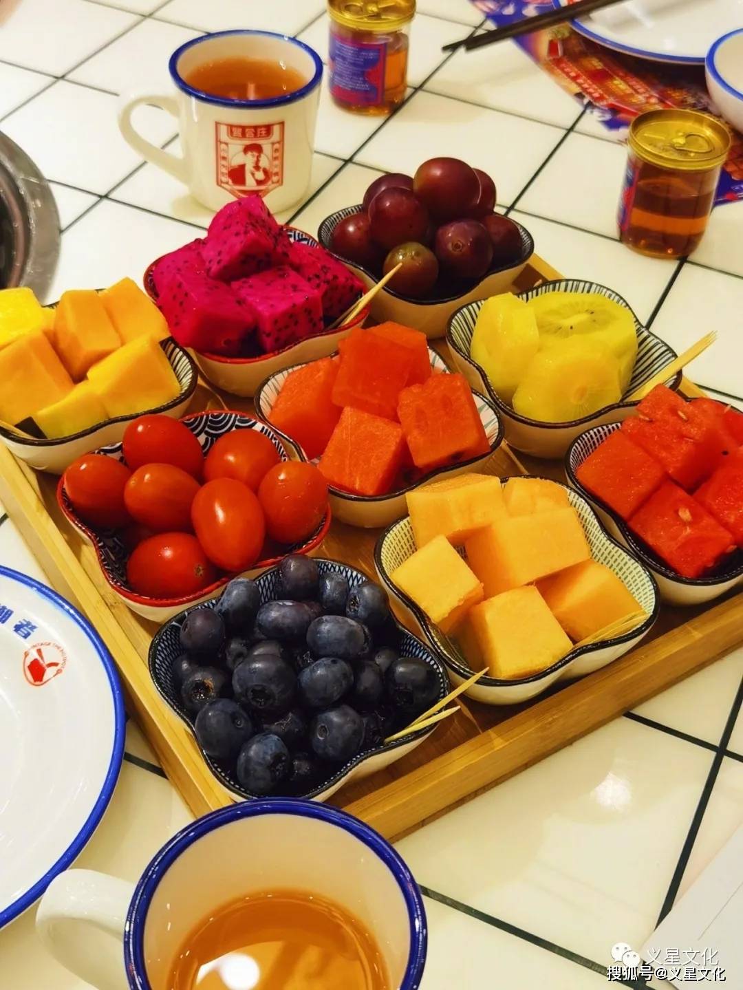 蒋欣|蒋欣排队陈赫的“贤合庄”吃火锅 手里的风扇很拉风