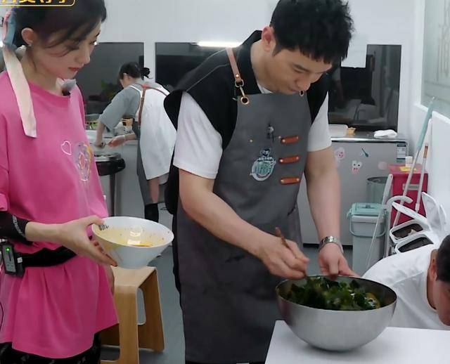 《中餐厅》食品安全引争议，黄晓明边试吃边拌