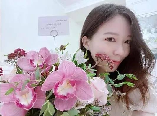 母之痛|原创三十而立的黄芷晴，沉浸失母之痛，被爸爸黄日华爱进骨子里