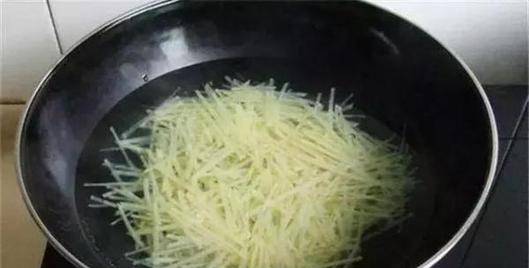 如何炒土豆丝不粘锅不碎 7591ec1b532344e3859e5e9c5e0d9cc7.jpeg