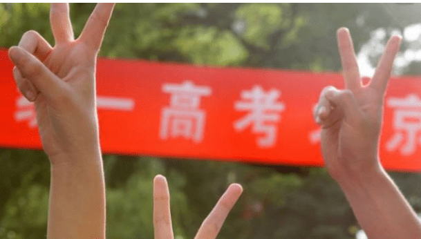 学霸怒怼:“我考上清华,跟学校有什么关系?” 学霸怒怼:“我考上清华,跟学校有什么关系?”