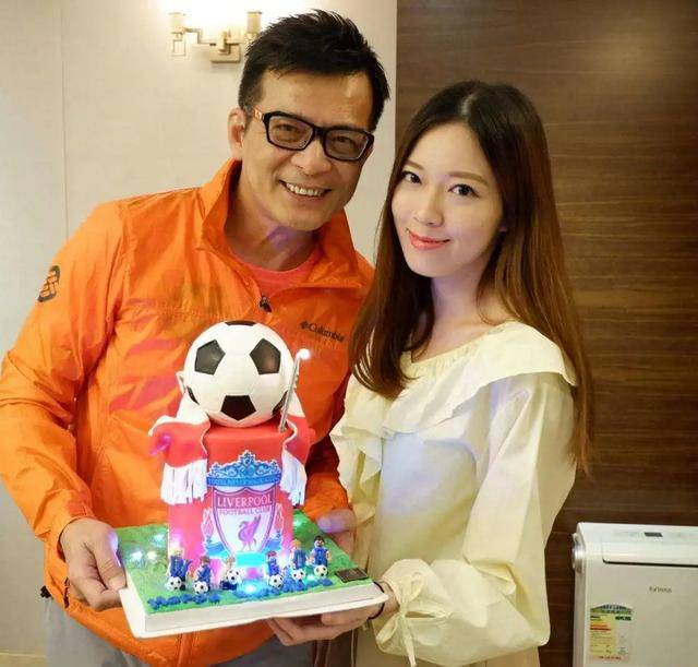 母之痛|原创三十而立的黄芷晴，沉浸失母之痛，被爸爸黄日华爱进骨子里