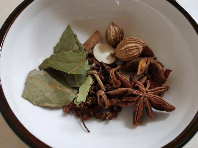 星空体育APP-
好吃的牛肉只要加这两种提味料炖煮牛肉酱香浓郁牛肉味十足不油腻(图5)