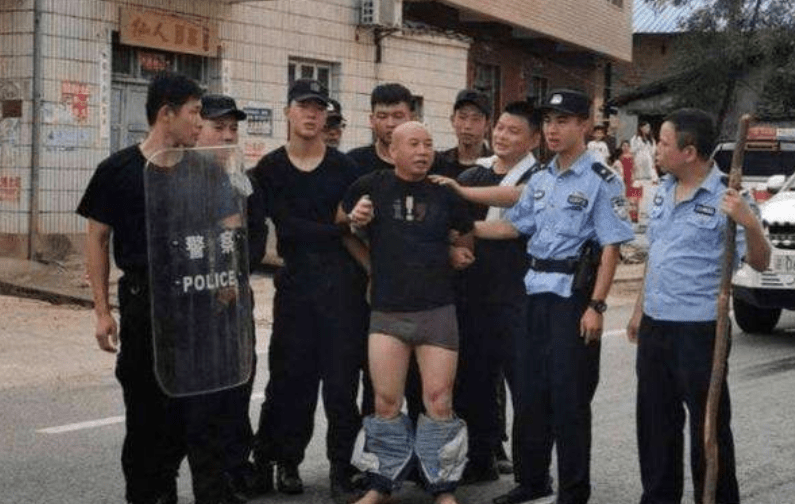 8天8夜，恶徒曾春亮落网！抓捕现场被脱掉裤子！