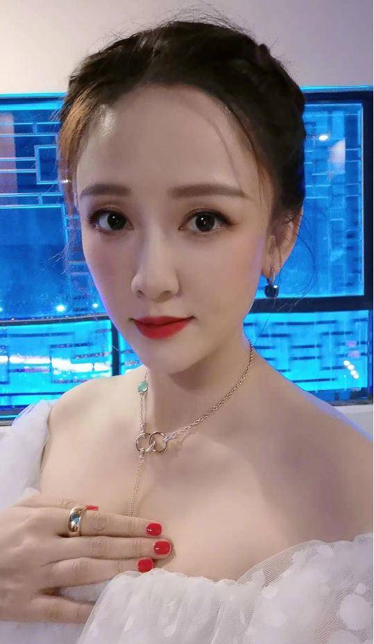 互动|原创艾伦晒新作小情侣再互动，陈乔恩盛赞其才华，不忘自称缪斯女神