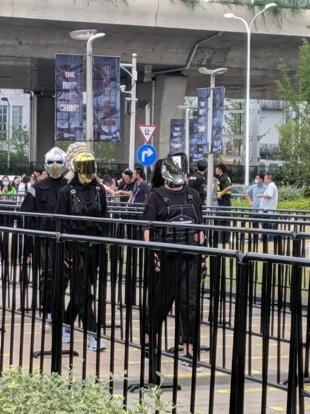 出圈|原创《中国新说唱》开播，率先出圈的是rapper们的穿搭和身上的膏药